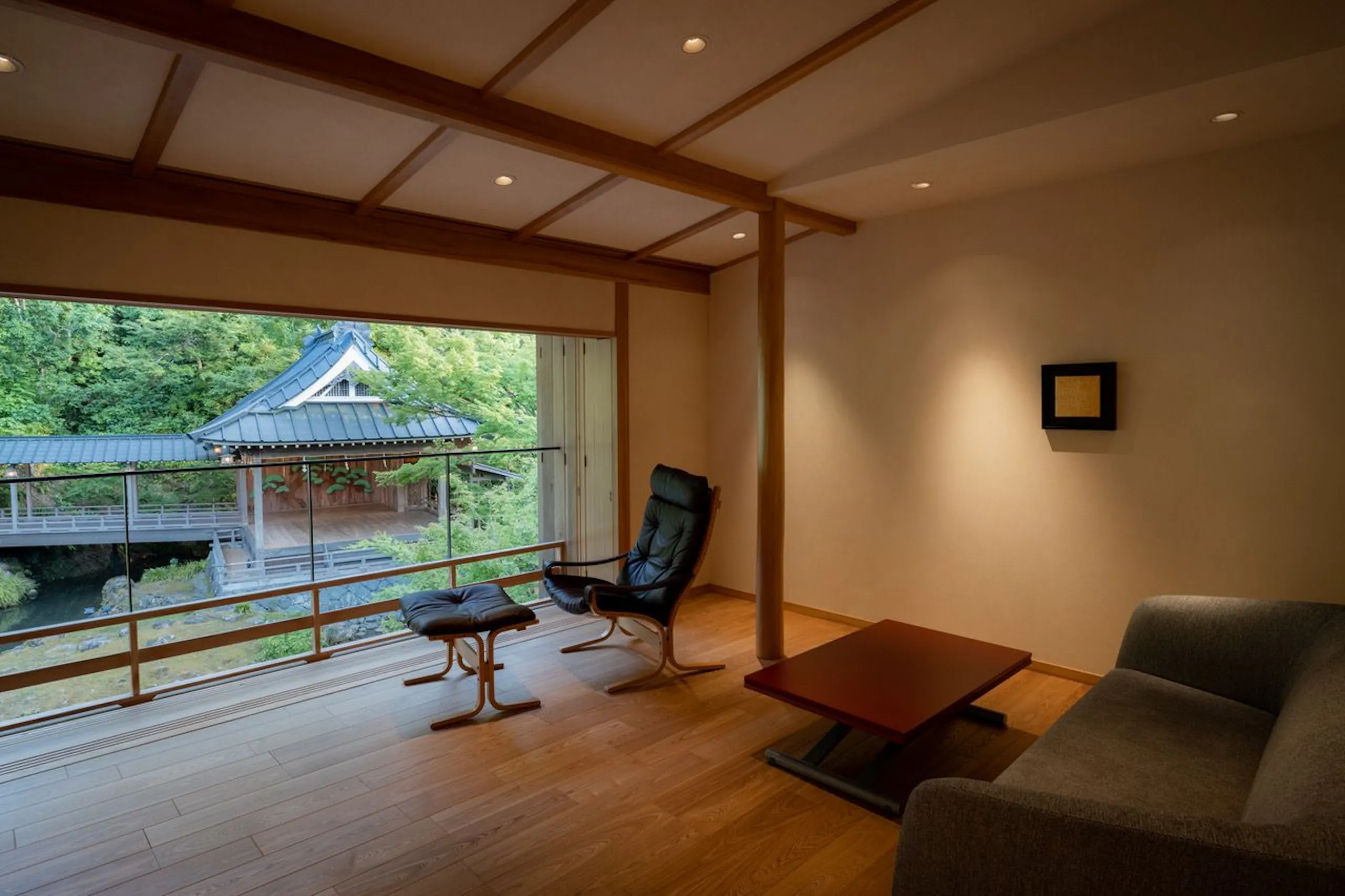 修善寺あさばの池に浮かぶ能舞台と日本庭園