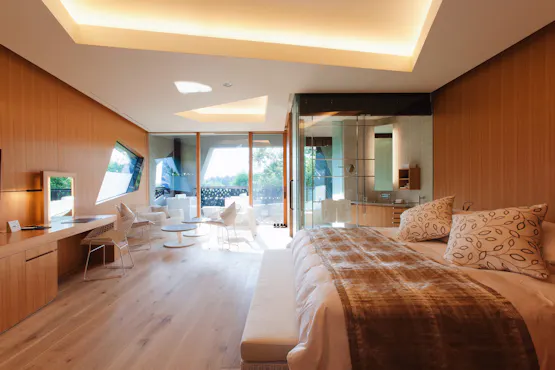 ห้องพักที่มีแสงแดดพร้อมวิวเทือกเขาแอลป์ใต้จากหน้าต่าง