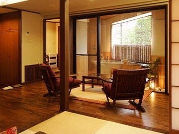 洋間と和室8畳からなるお部屋です。