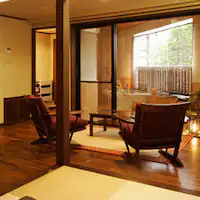 洋間と和室8畳からなるお部屋です。