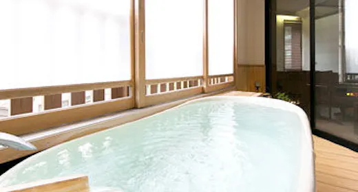 洋間+和室8畳のお部屋です。