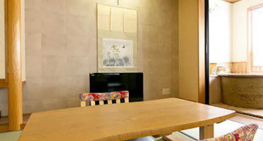 洋間+和室8畳のお部屋です。