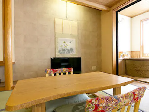 洋間+和室8畳のお部屋です。