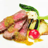 広大な放牧地と清流で育まれた信州牛。