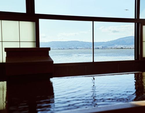 諏訪湖の夕暮れを眺めながら