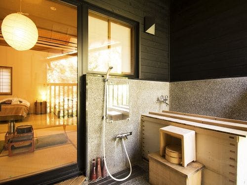 露天風呂付客室例　檜の露天風呂