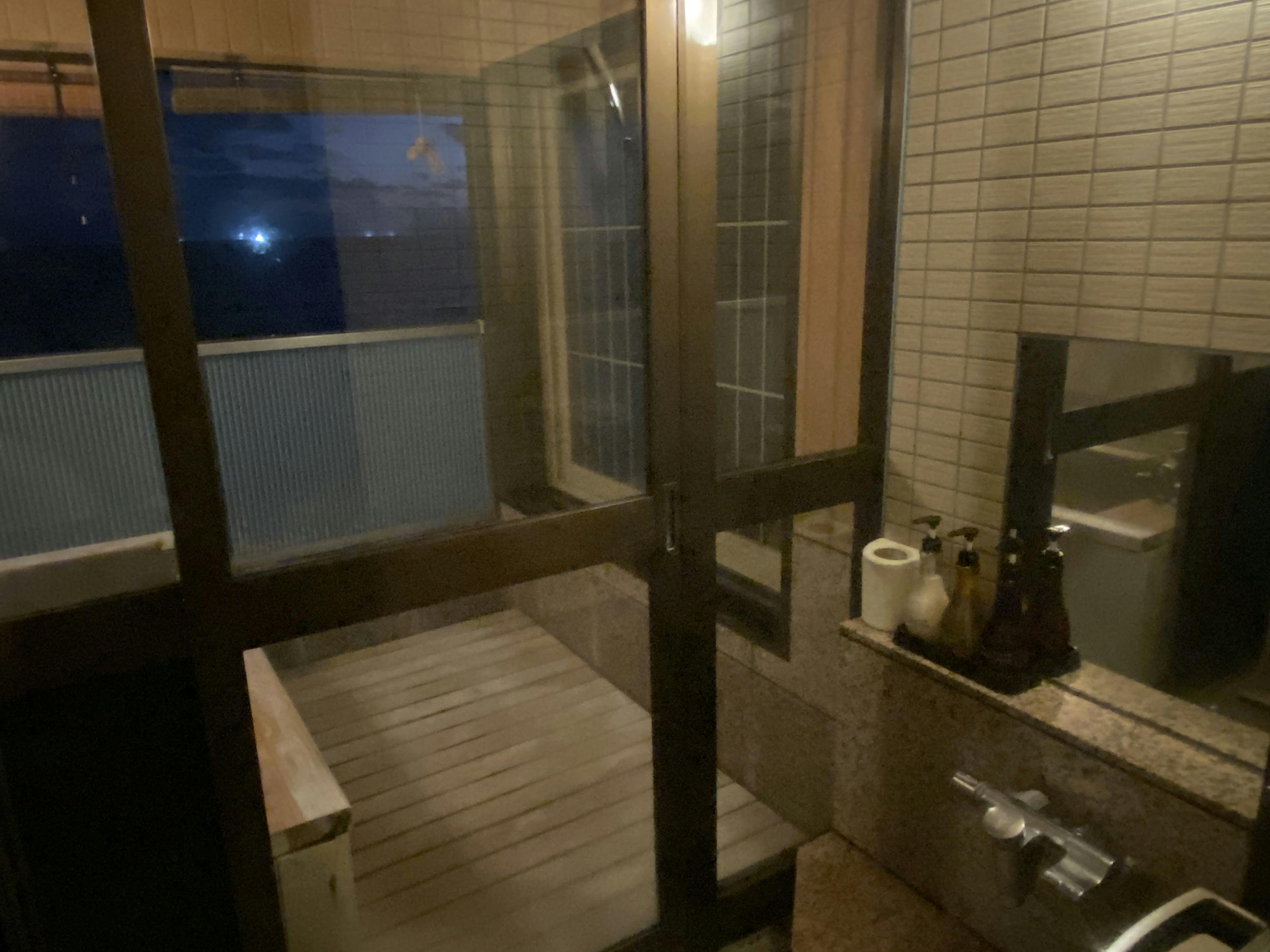 The guest room's open-air bath is also equipped with a shower room.