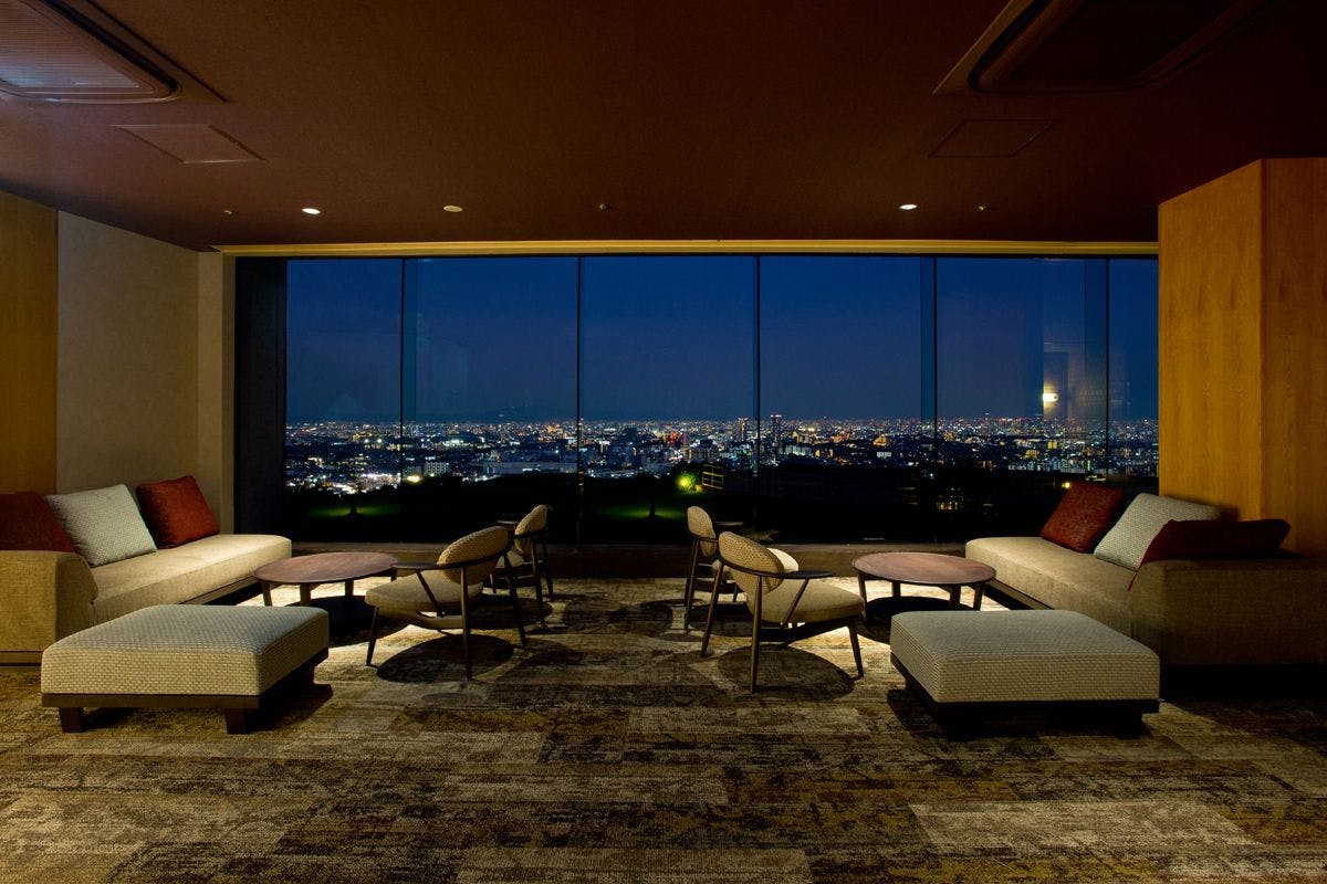 ロビー　夜景