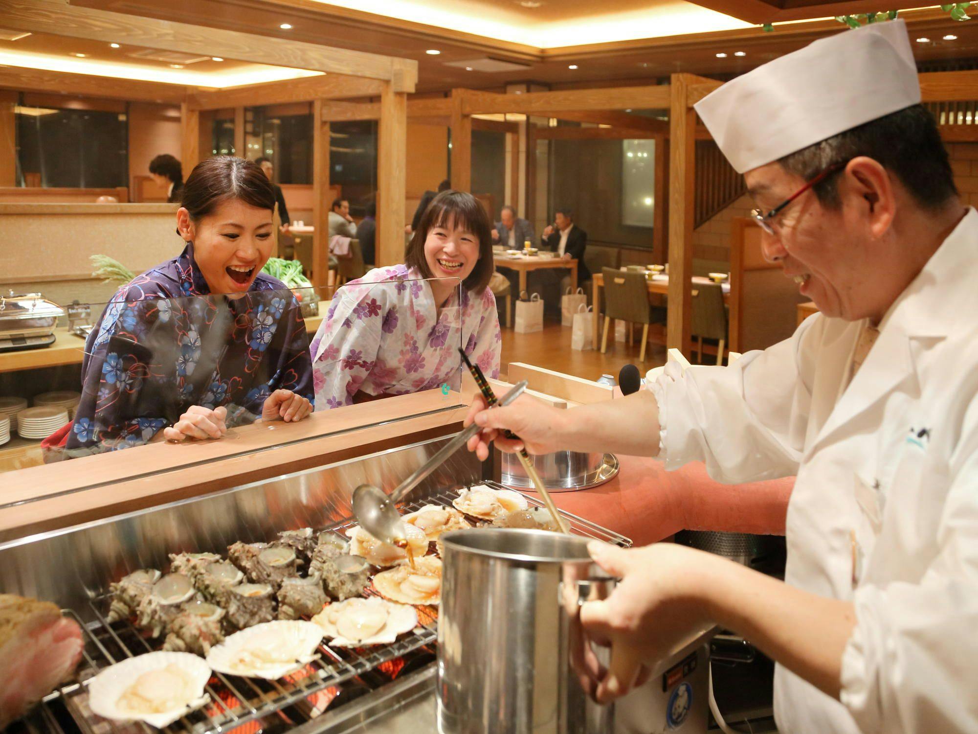 Sudut panggang seafood populer di depan mata.