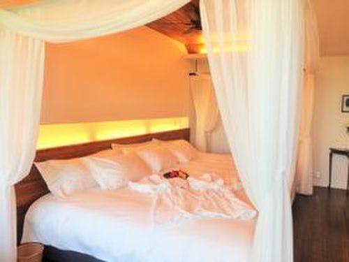 ラグジュアリーなダブルベッド