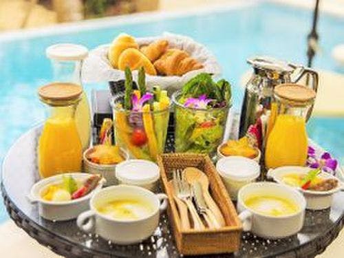 ルームサービスの洋食の朝食