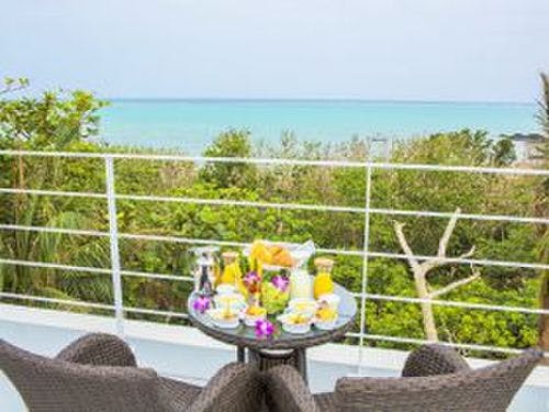 ルームサービスの洋食の朝食