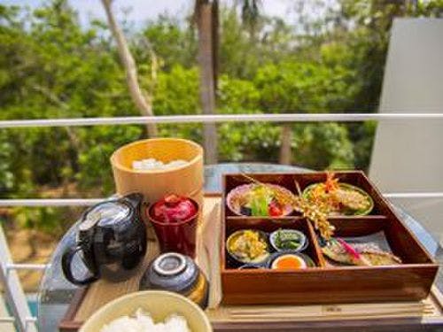 ルームサービスの和食の朝食