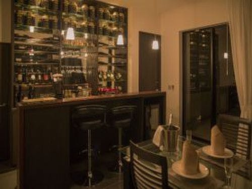 Barでの素敵な夜のひとときを