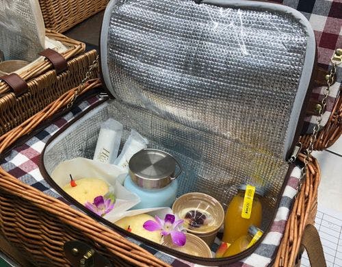 朝食はバスケットに入れてお部屋の小窓へ