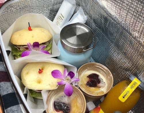 可愛いバスケットに入れた朝食をお部屋へ