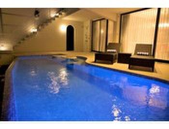 夜のプールは、幻想的