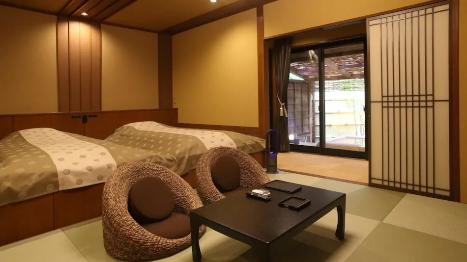 Kanazawa Yuwaku Onsen Kokorian
