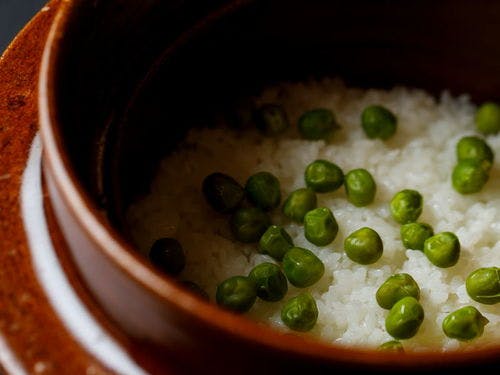 食事　豌豆の土鍋ご飯