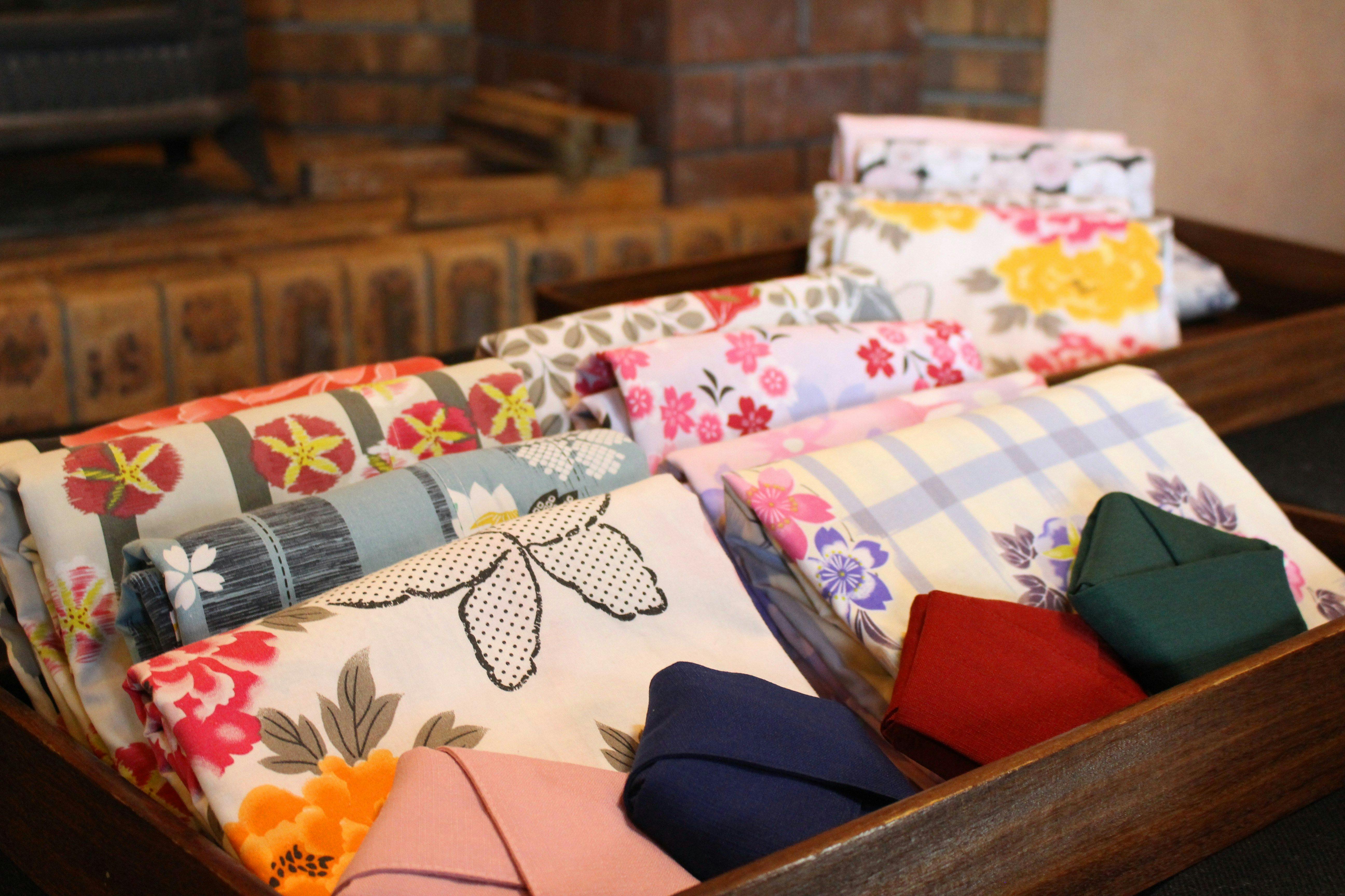 色浴衣をお選びいただけます。