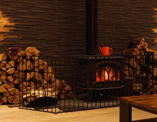 時間を忘れさせてくれる薪ストーブの灯