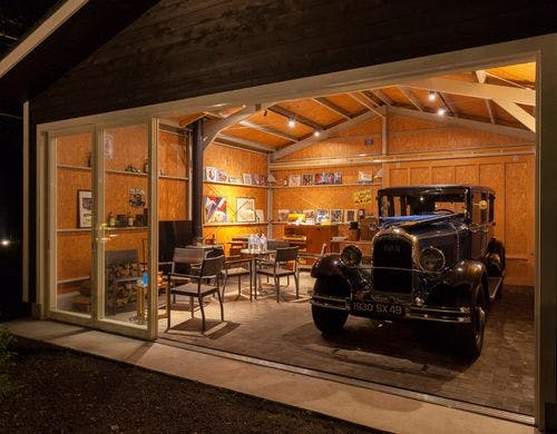 夜はお酒や葉巻も楽しめる空間に