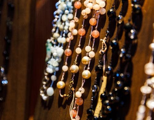 お部屋名に合わせた天然石ジュエリーも