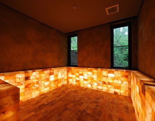 岩塩と幻想的な灯りに包まれる空間