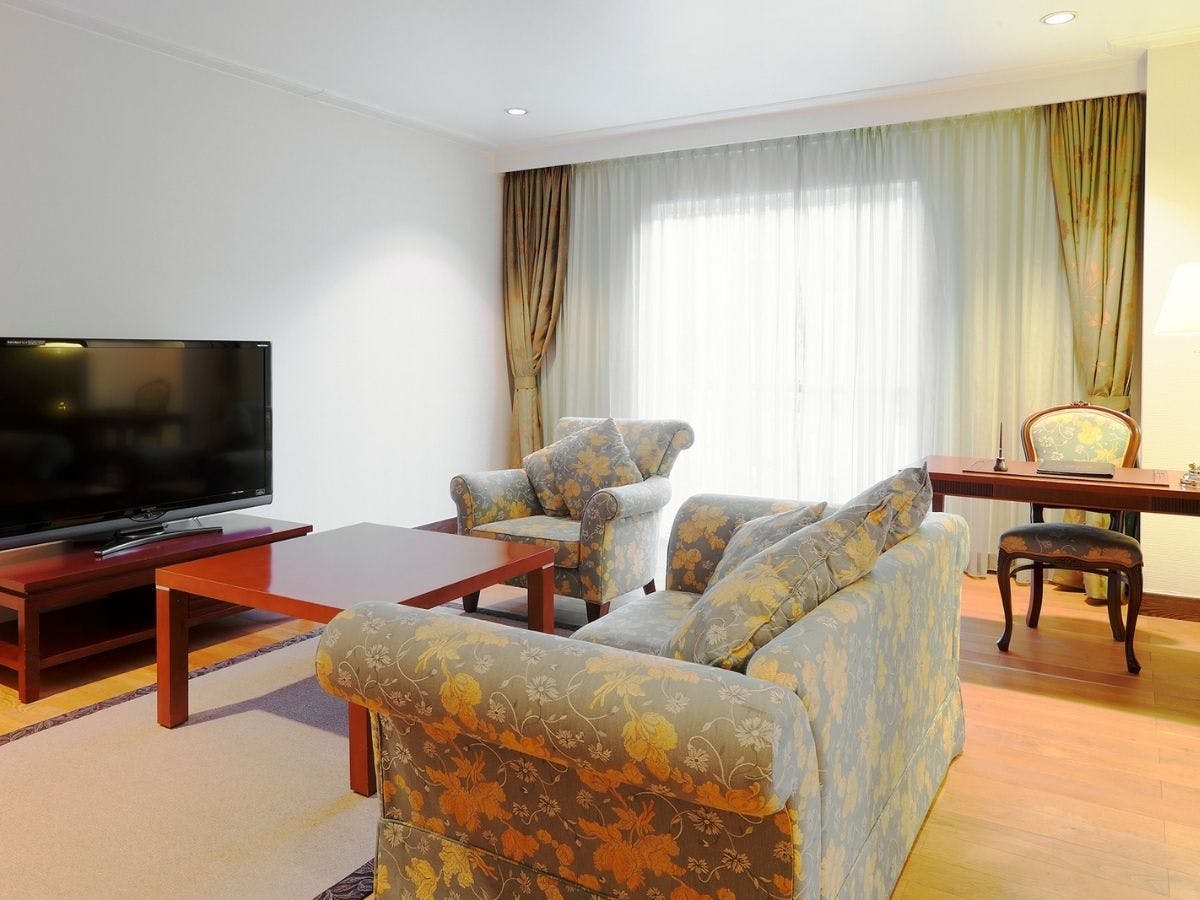 Phòng Royal Suite rộng rãi, nơi bạn có thể thư giãn thoải mái