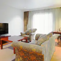 Phòng Royal Suite rộng rãi, nơi bạn có thể thư giãn thoải mái