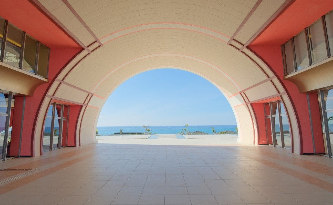 Ke syurga Kurima yang dikelilingi oleh alam semula jadi biru dan hijau zamrud.