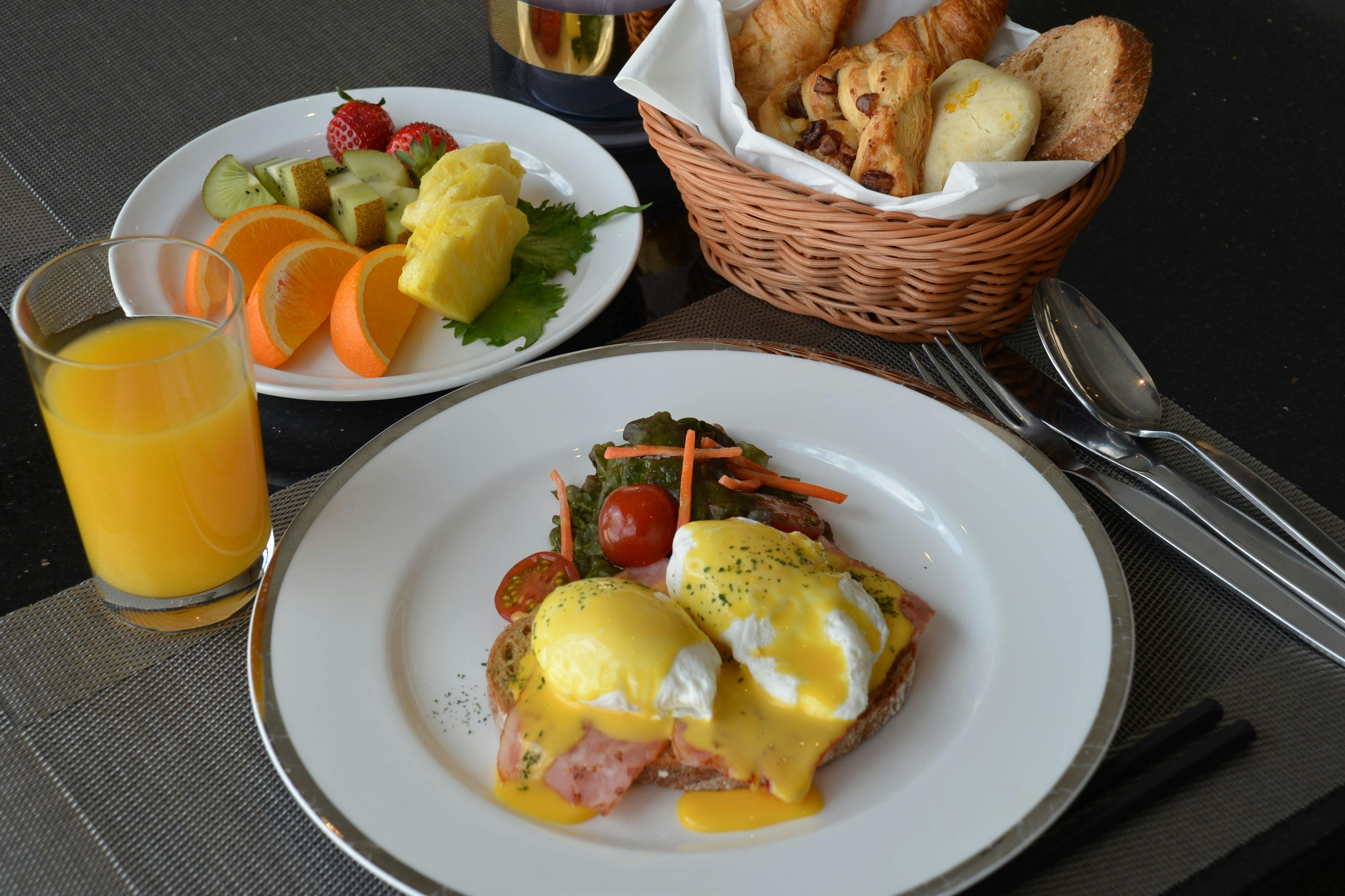 Set Egg Benedict