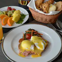 Set Egg Benedict