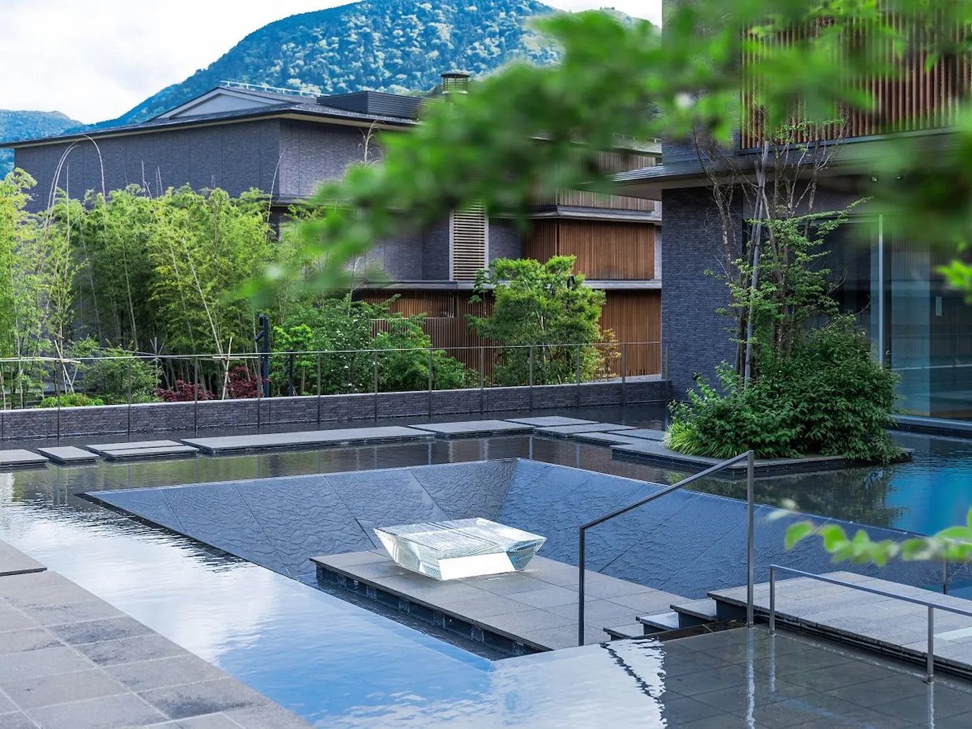 箱根・強羅 佳ら久:水盤のある中庭
