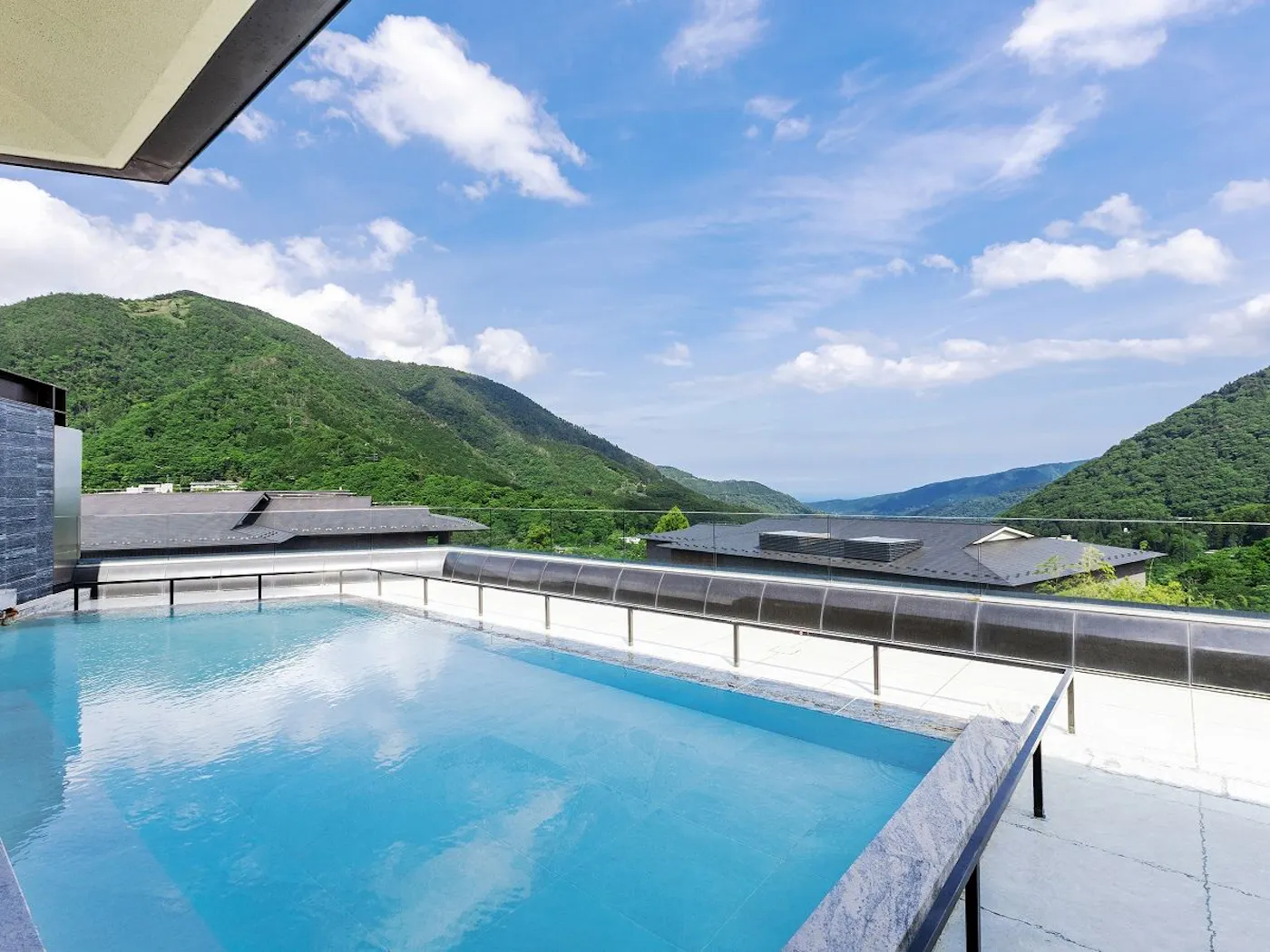 箱根・強羅 佳ら久:箱根の山並みを望む屋外プール
