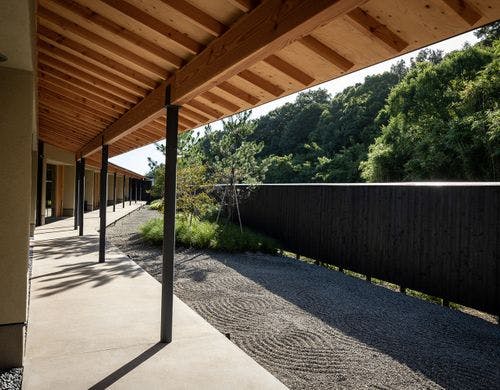 長屋造りの宿泊棟の回廊