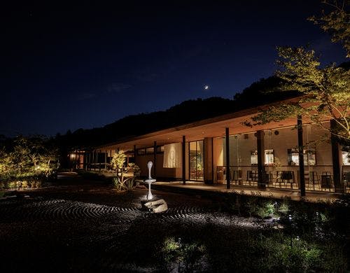 直島旅館 ろ霞 外観（夜景）