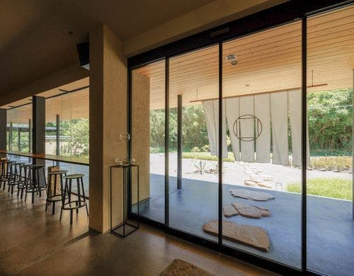 カフェ・バー「moya」