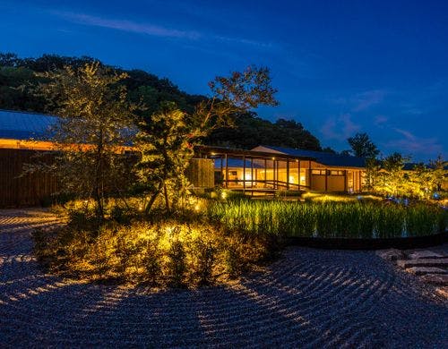 直島旅館 ろ霞 外観（夜景）