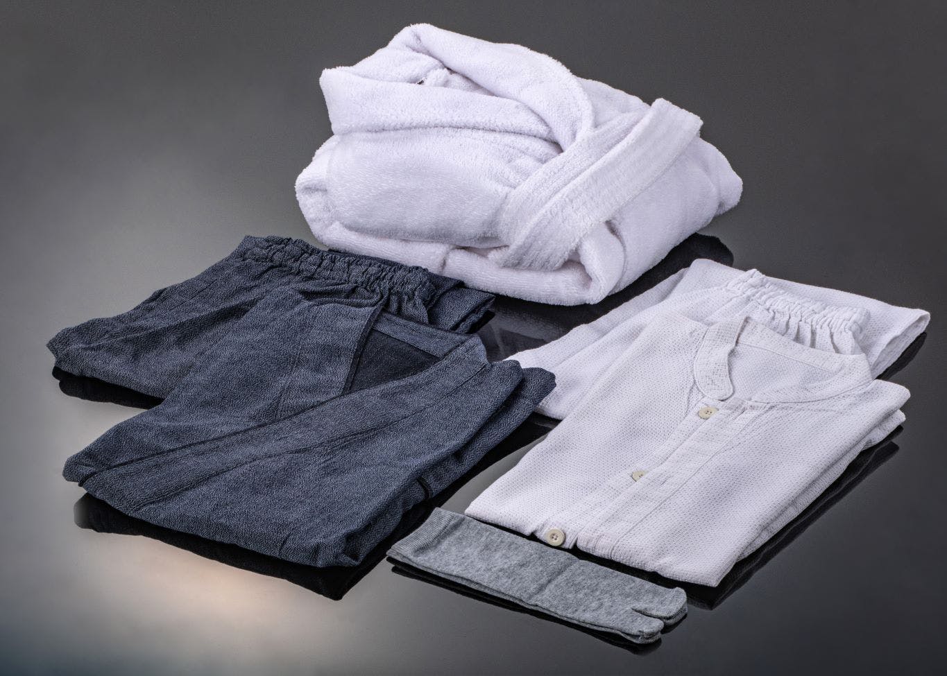 Kami menyediakan jubah mandi, yukata, dan pakaian tidur.