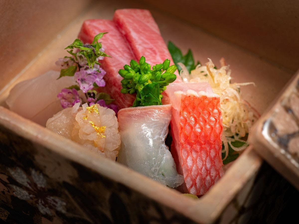 Empat jenis sashimi (tuna, ikan mata emas, ikan tai, udang kara Ise)