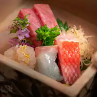 Empat jenis sashimi (tuna, ikan mata emas, ikan tai, udang kara Ise)