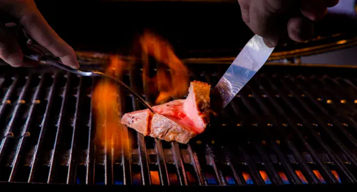 【カジュアルディナー&ドリンクフリーフロー】天然温泉露天風呂 TUZUMI'S BBQ【夕朝食付】