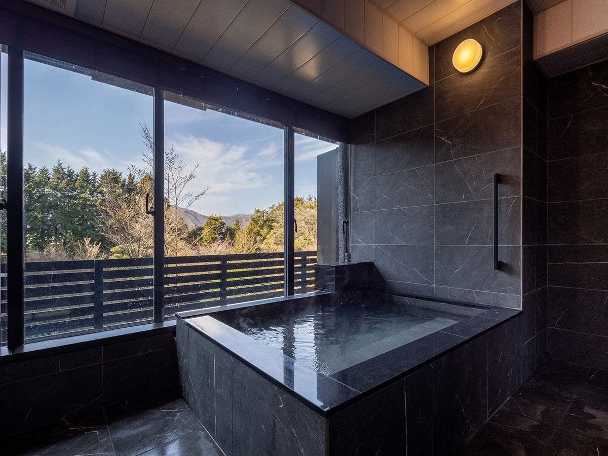 Gambar kamar mandi semi terbuka di dalam kamar tamu.