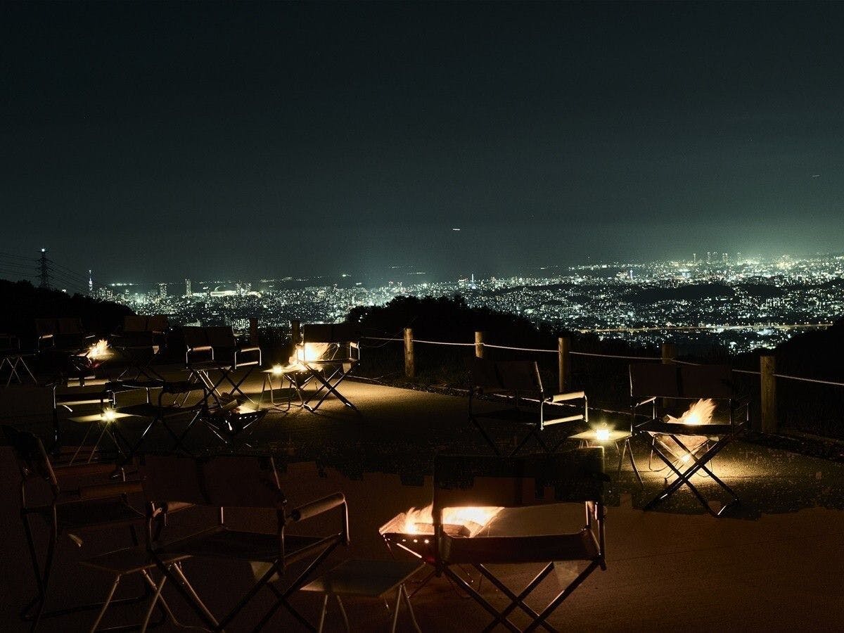 焚火ラウンジから見る福岡市の夜景