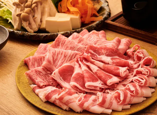 お料理:黒毛和牛と黒豚の食べ比べ【一例
