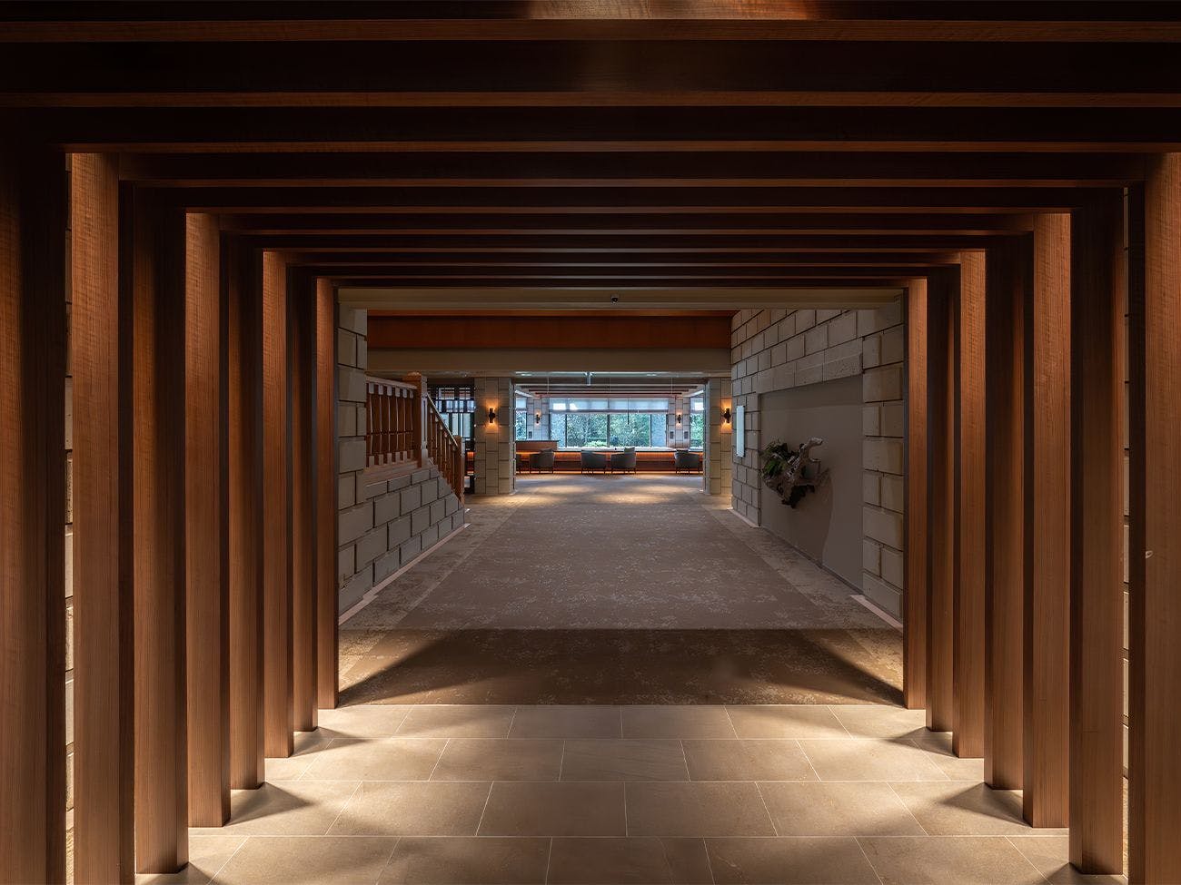 ทางเข้าล็อบบี้ในเวลากลางคืน