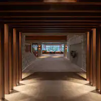 ทางเข้าล็อบบี้ในเวลากลางคืน