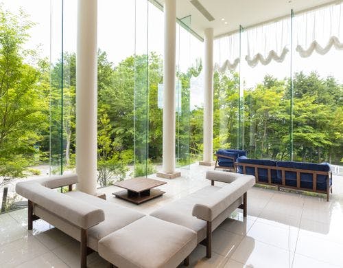 富士山ビューが愉しめるガラス張りのロビー