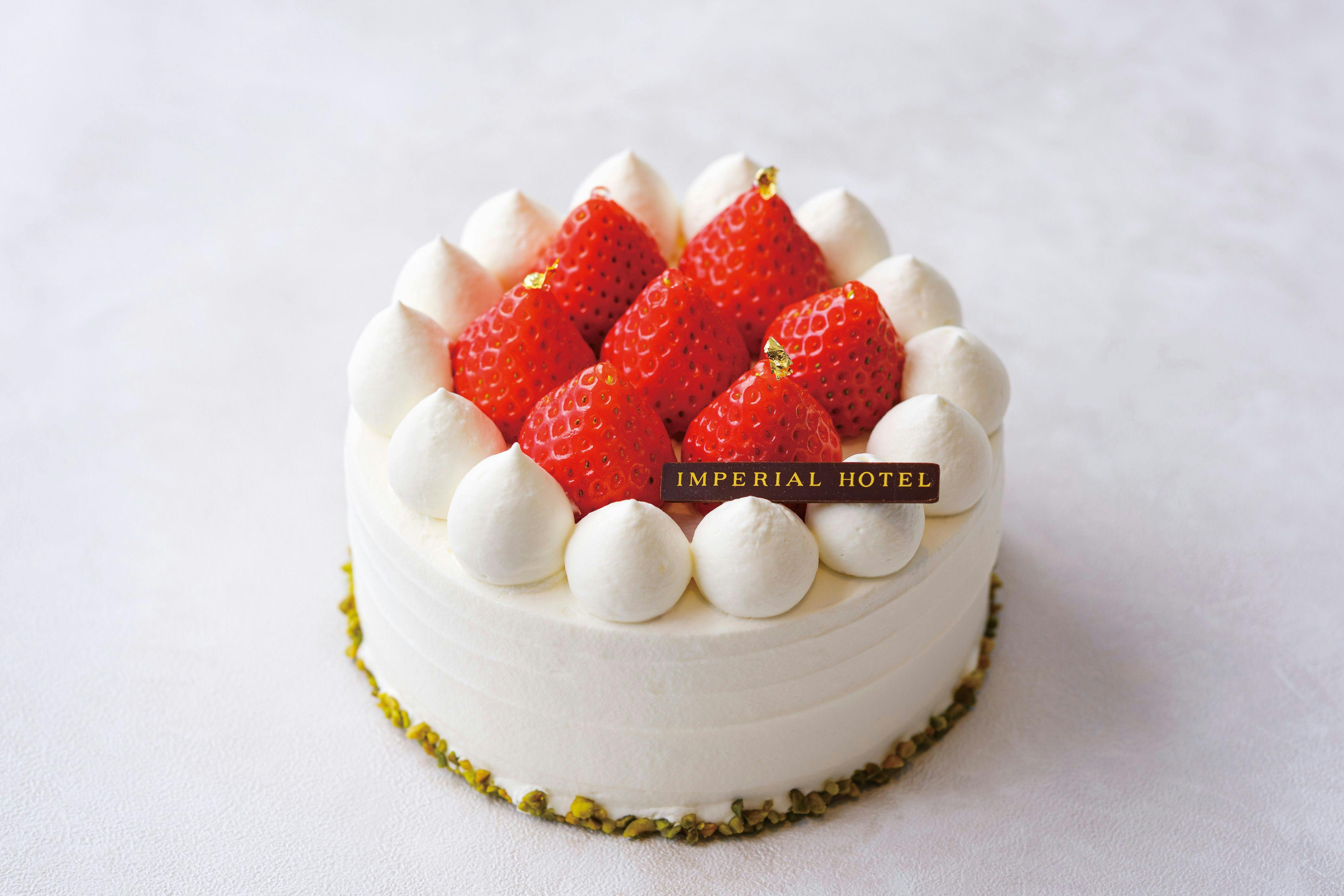 お祝いにケーキやお花束等、承っております